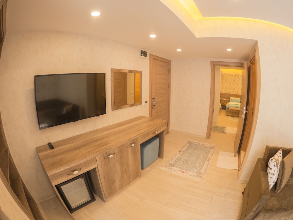 Elif Inan Motel 33/50
