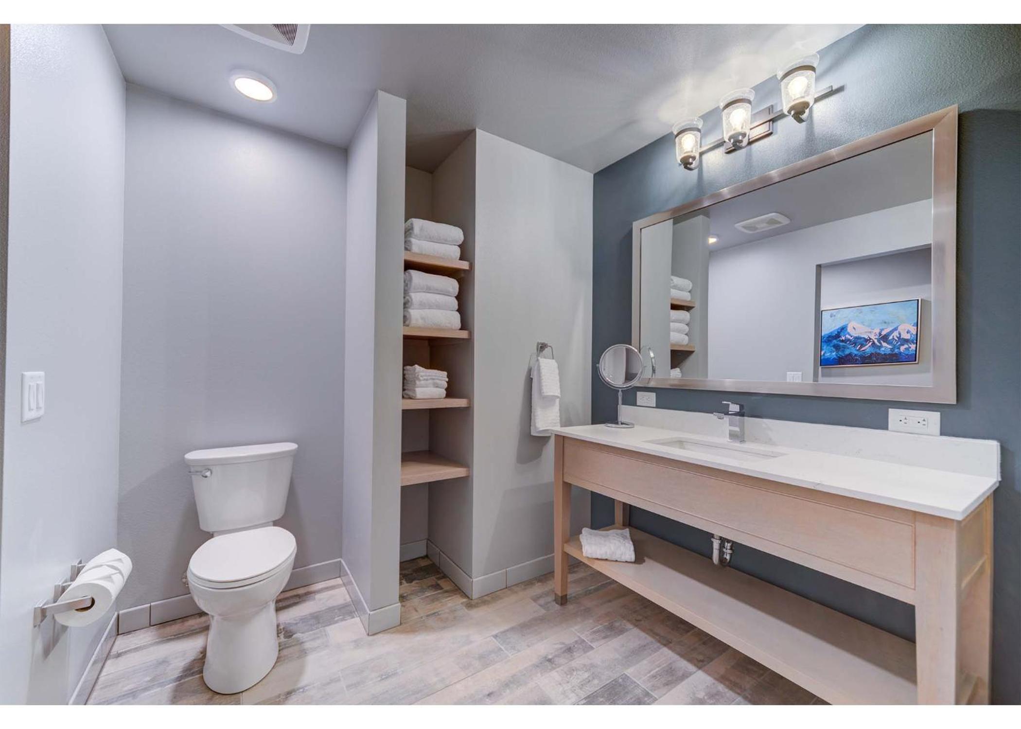 جناح بسرير فردي وسرير كوين بإطلالة على الجبل مع أريكة، Hotel Peppertree Bend, BW Premier Collection 11/11