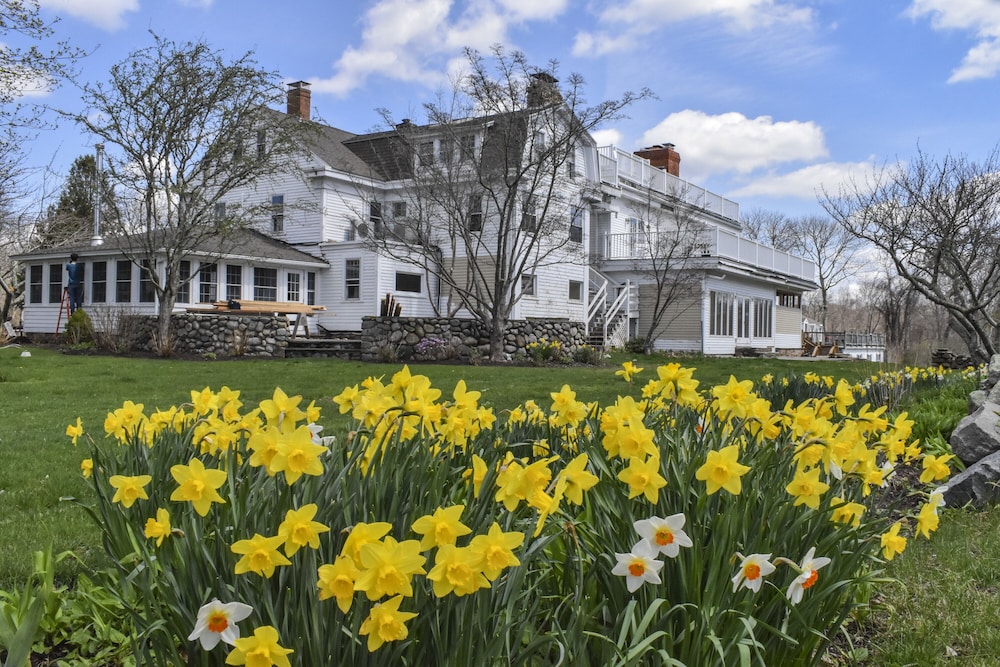 Shelter Harbor Inn 65/72