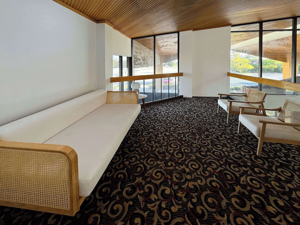 1734 West Hotel 18/32