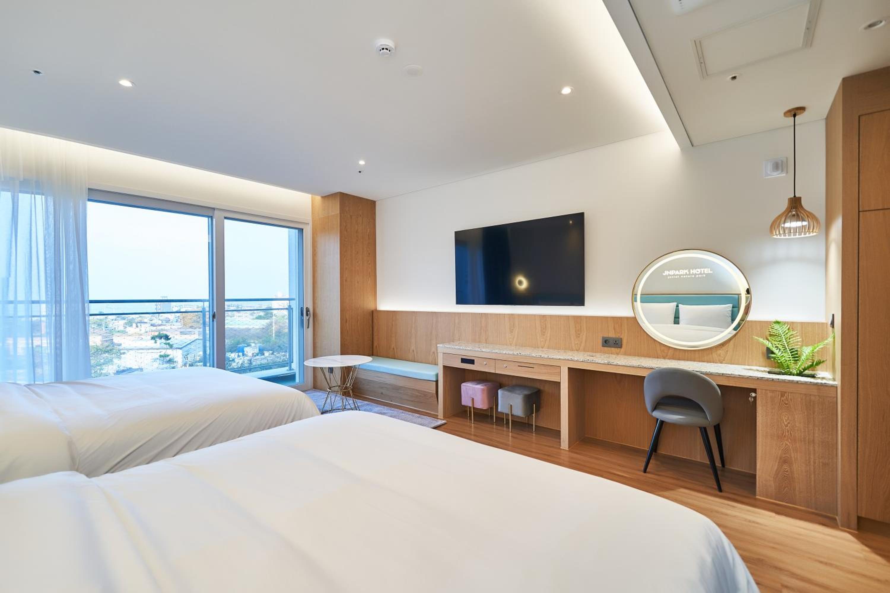 DELUXE, TWIN BEDS