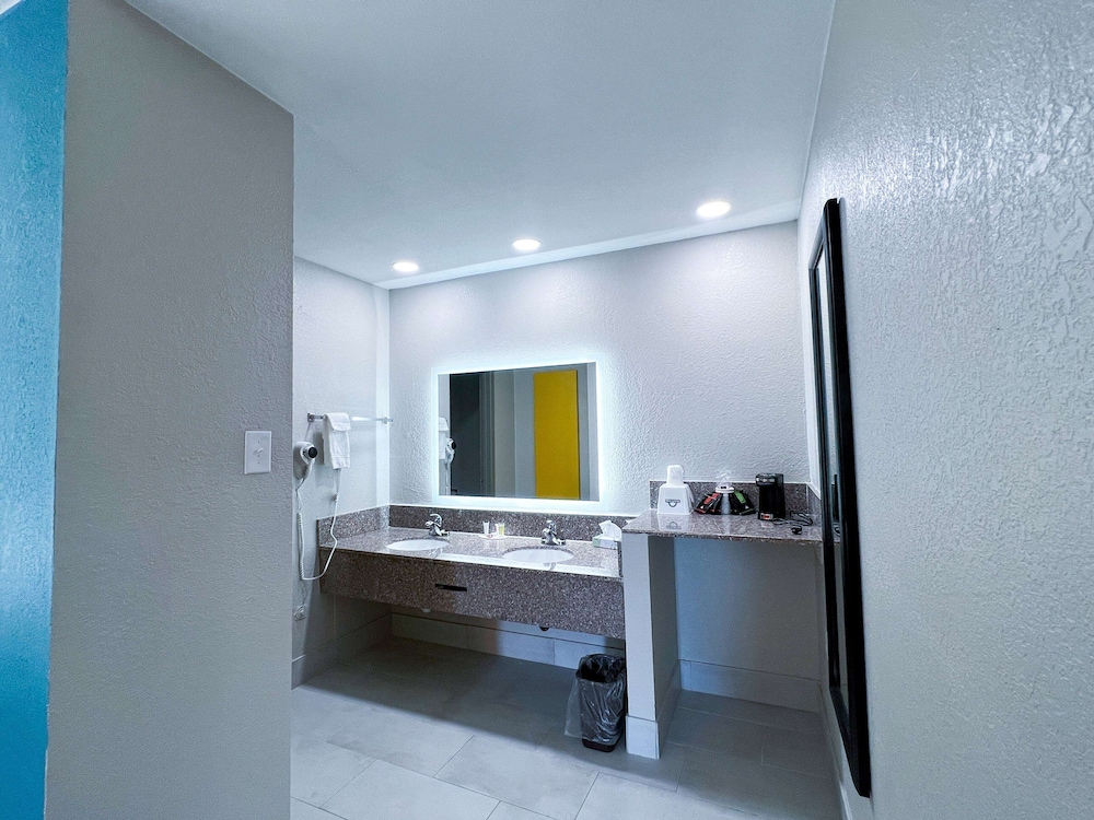 Days Inn & Suites by Wyndham Santa Rosa 28/30
