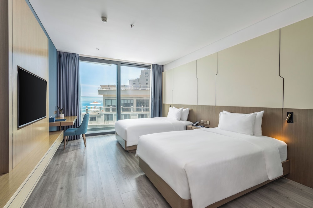 PREMIER, TWIN BEDS, PARTIAL SEA VIEW, BALCONY