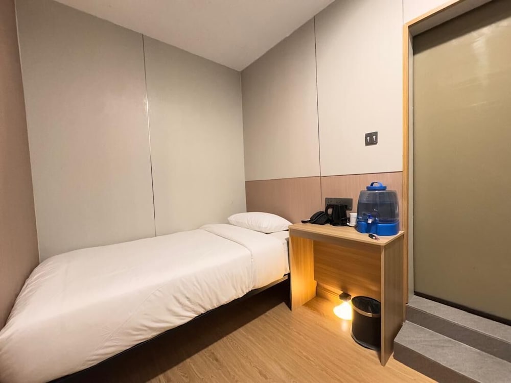 ROOM, SINGLE
