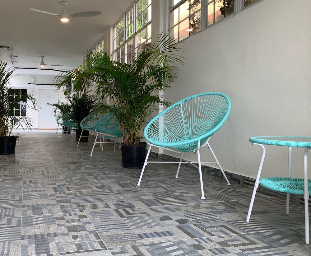 The Pelican Poshtel 25/50
