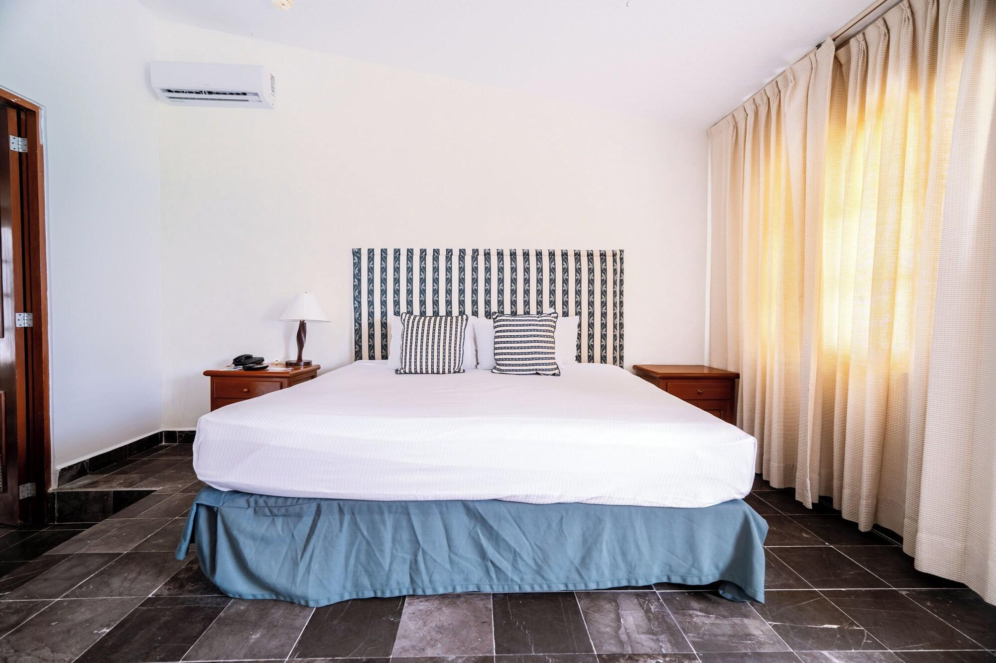 2 Bedrooms, Ocean View, with Pool