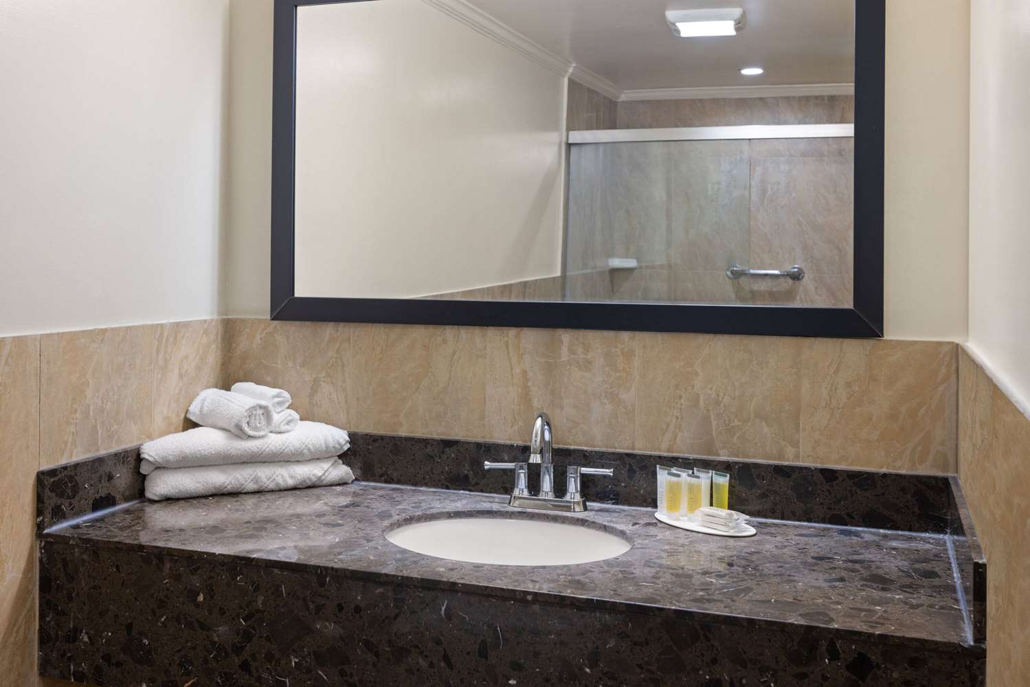 Travelodge by Wyndham Manhasset 24/28