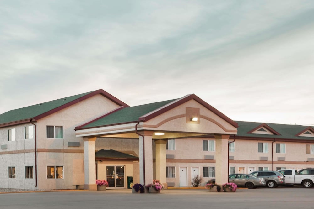 Super 8 Kindersley 2/51