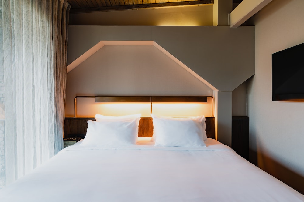 ROOM, DOUBLE BED, SMALL