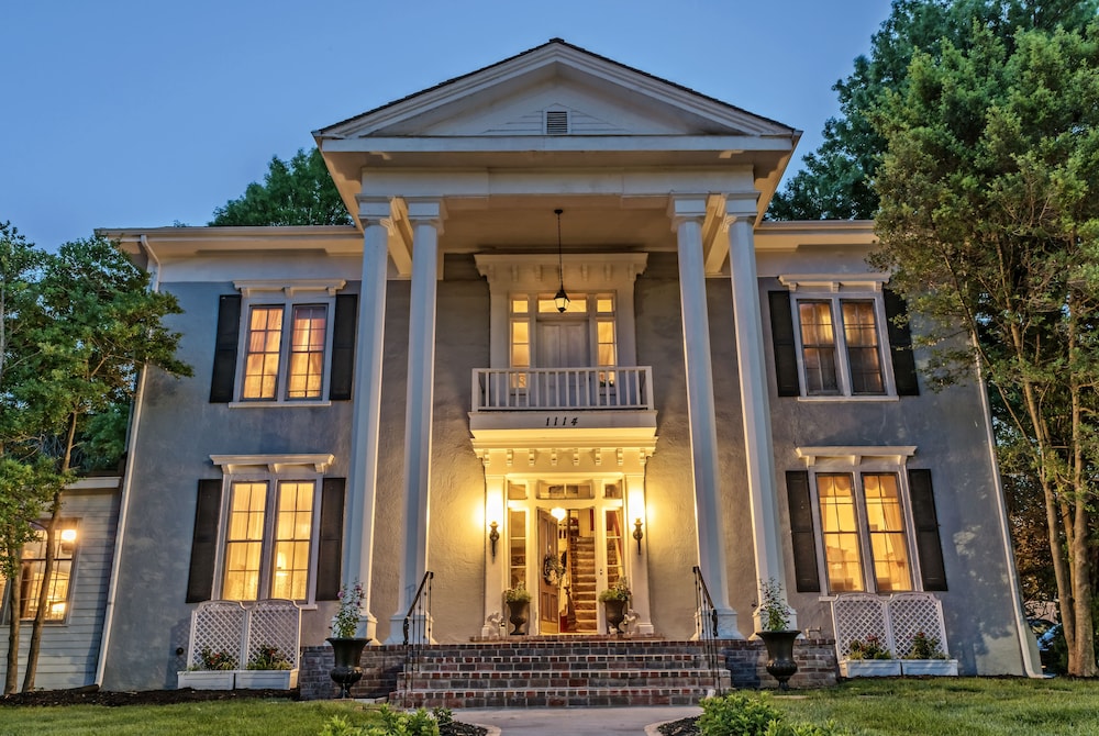 Silver Heart Inn and Cottages 2/70