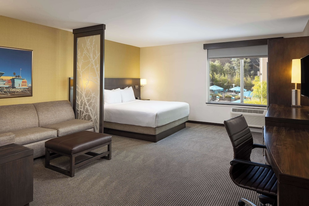ROOM, KING BED, COURTYARD VIEW, SOFA