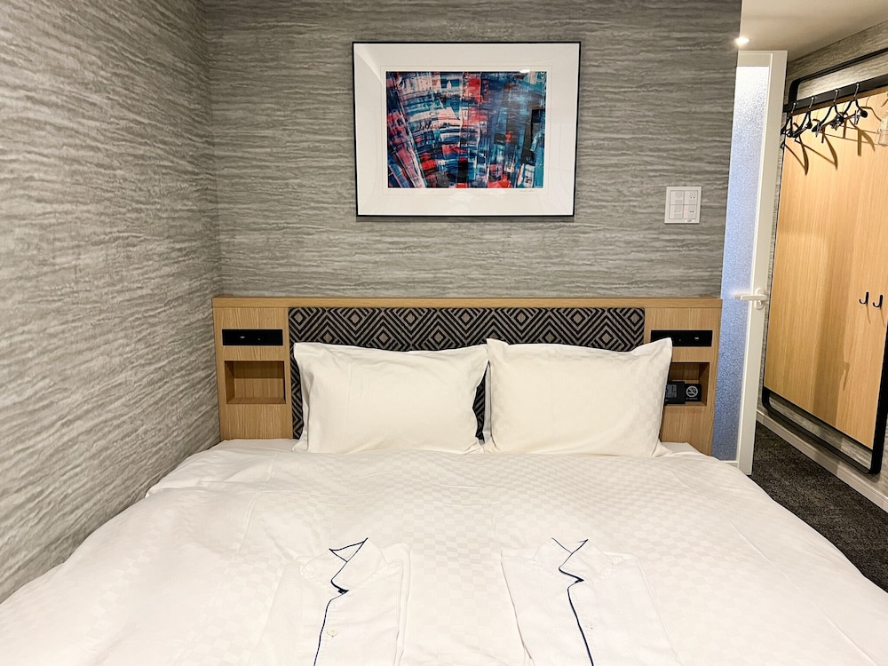 ROOM, QUEEN BED