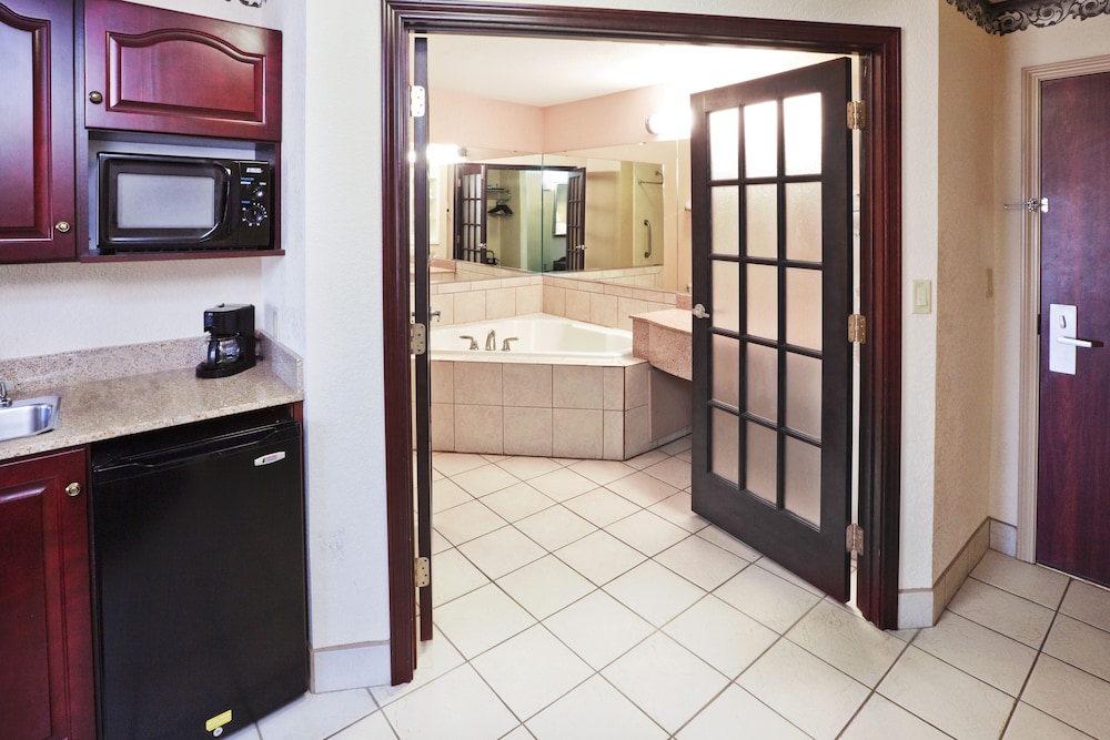 Holiday Inn Express Hotel Suites Gainesville 32/64