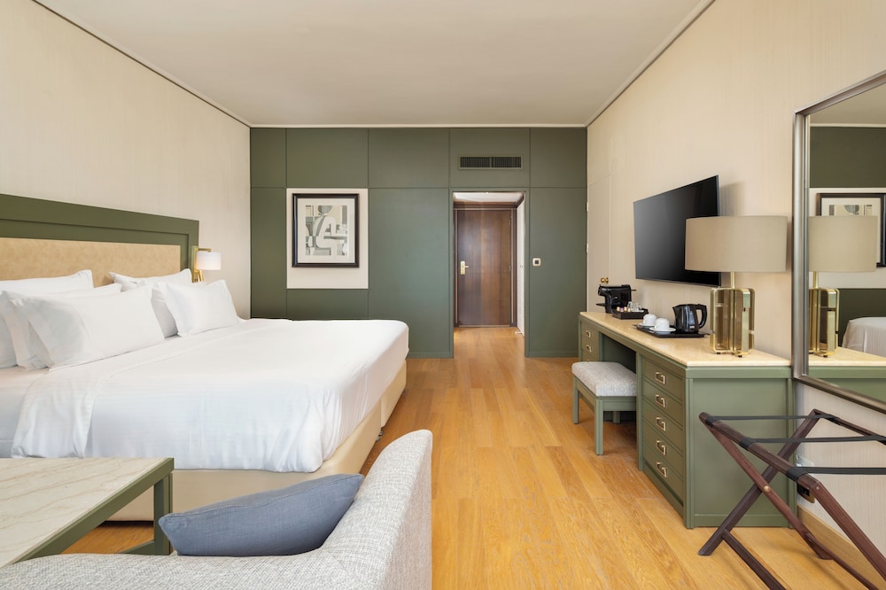Verde, Twin Beds, Lake and Old Port View