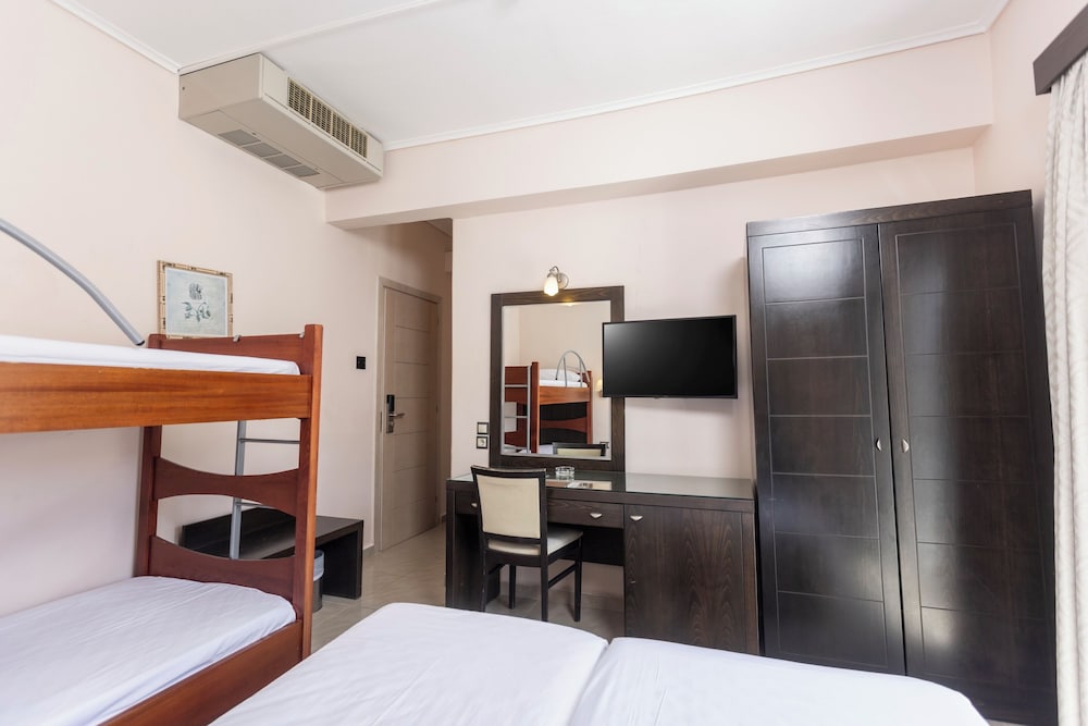 غرفة عائلية بسريرين منفصلين وسرير بطابقين، Hanioti Grandotel 6/9