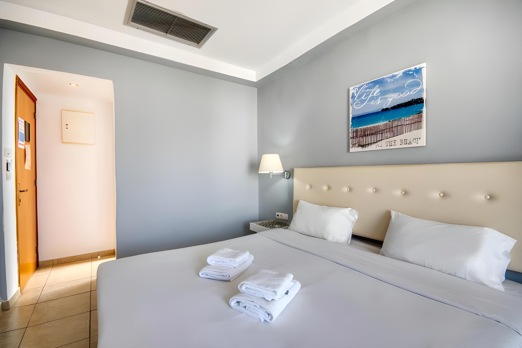 Room, 2 Double Beds, French Balcony