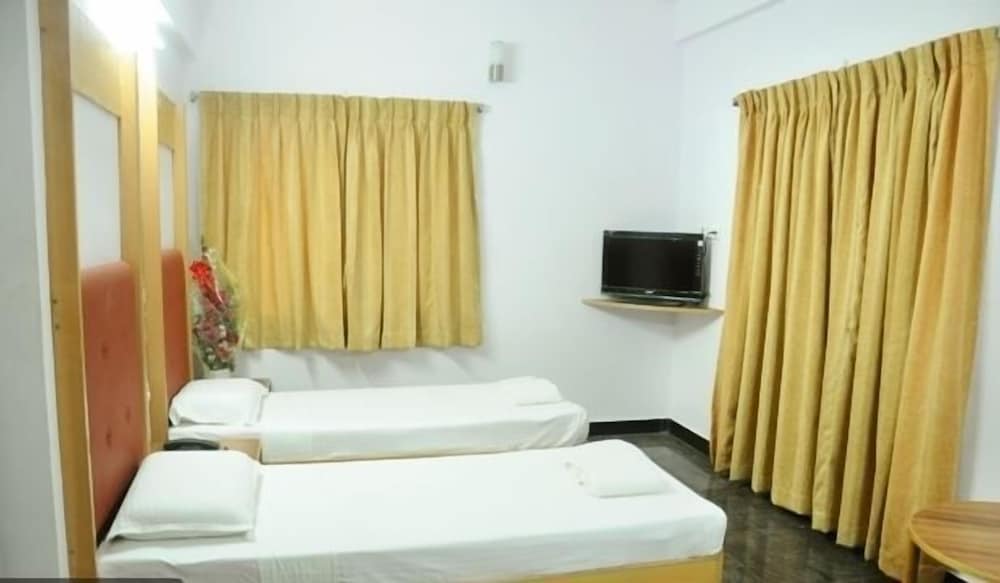 HOTEL RAJADHANE 28/53