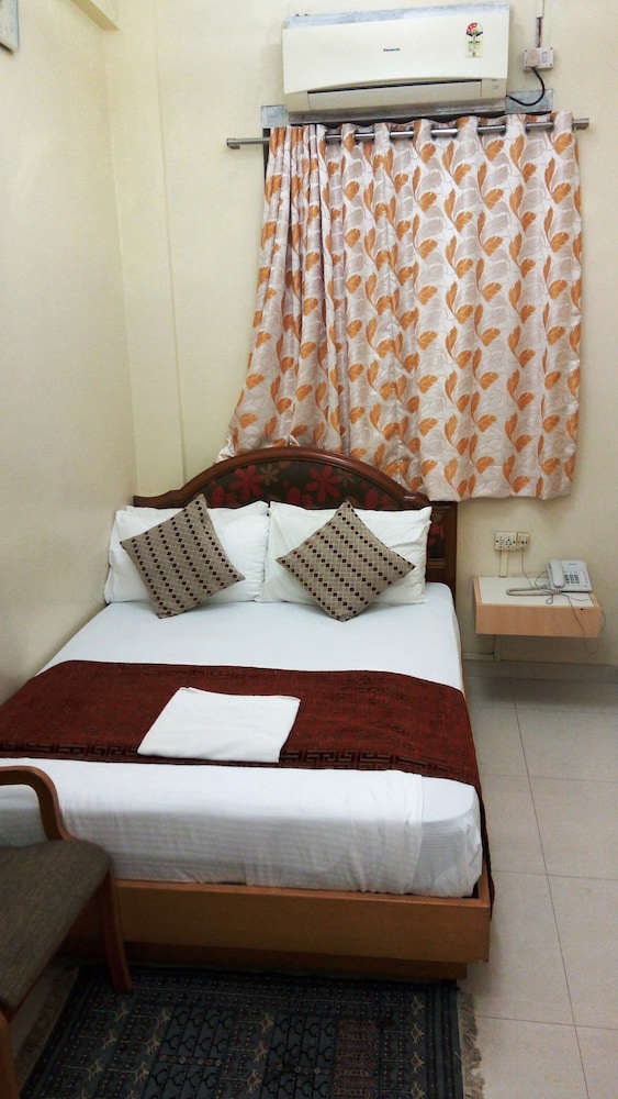 Bentley Hotel Churchgate 17/24