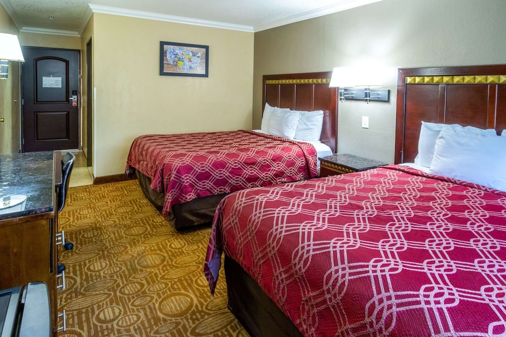 Econo Lodge Inn & Suites Fallbrook Downtown 17/31