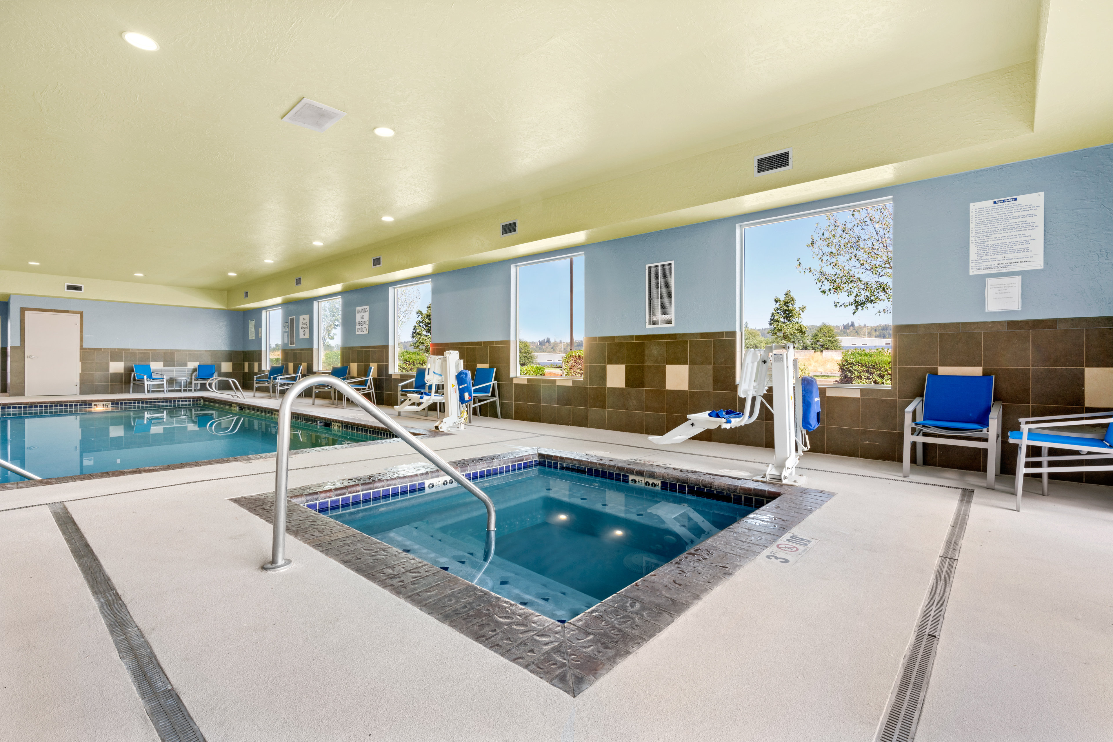 Holiday Inn Express Hotel Suites Sumner 8/28