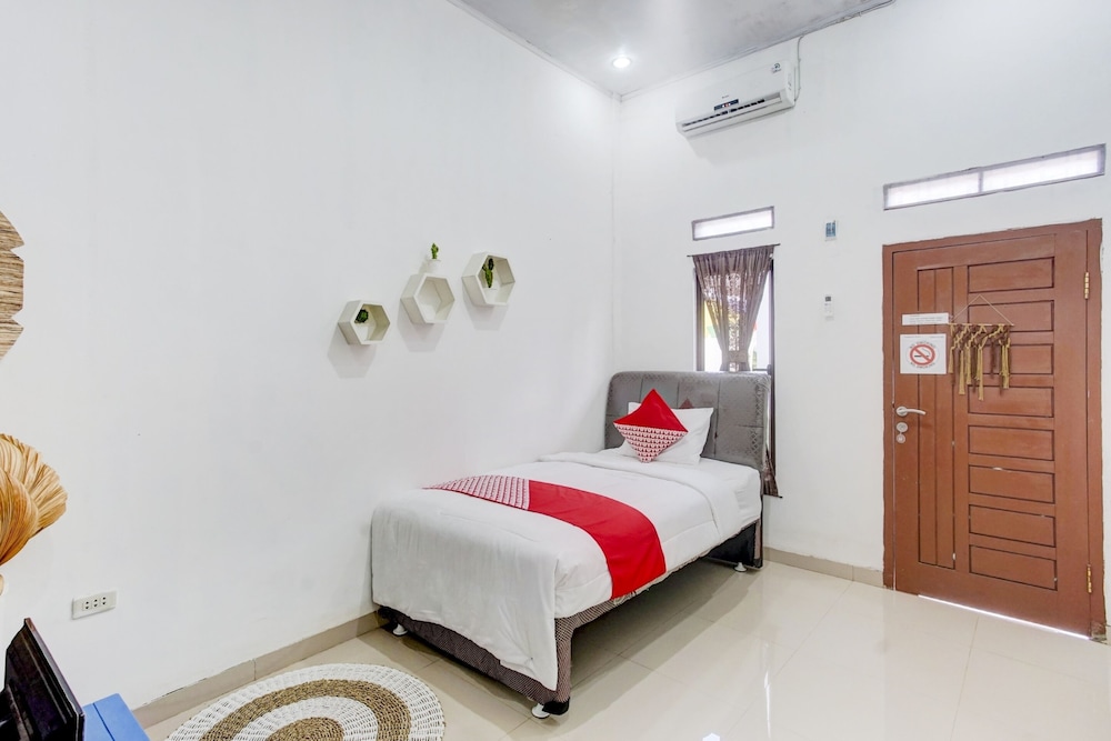 OYO 90124 Oemah Ratu Hostel Syariah 10/28