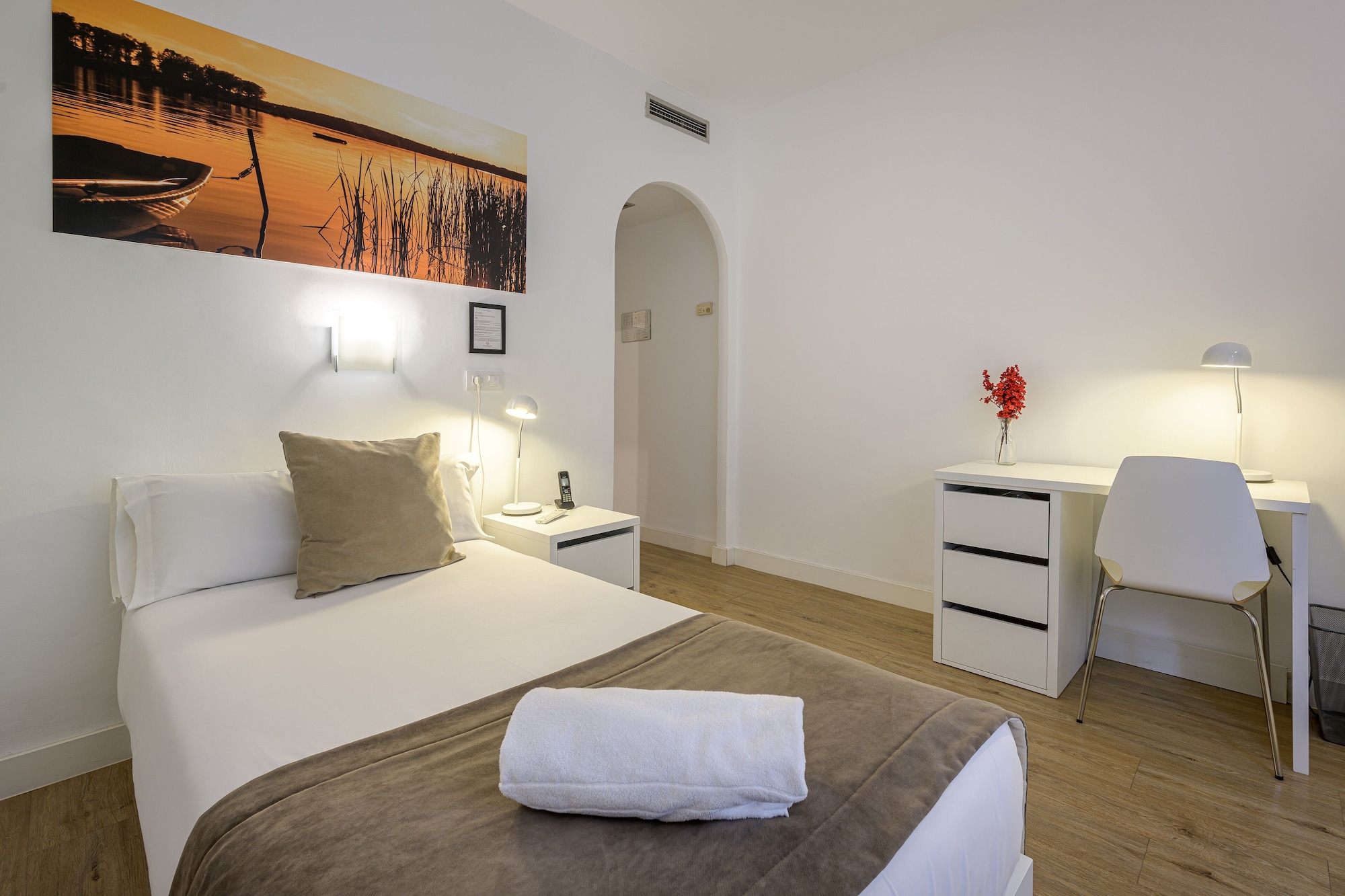 ROOM, SINGLE, SINGLE BED