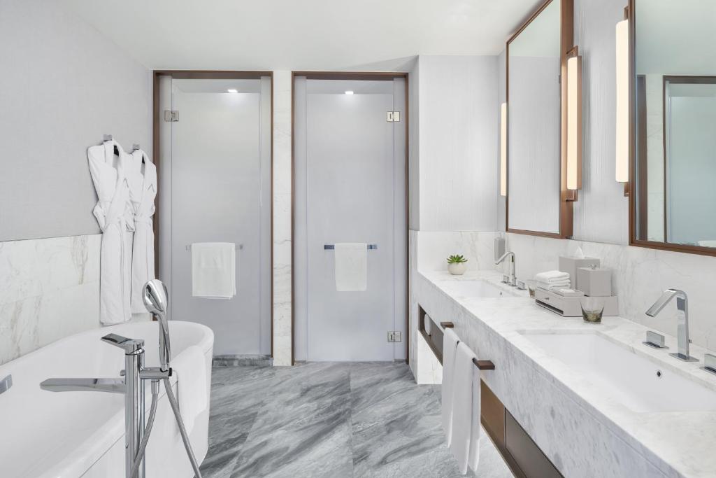 Premium 3B with Skyline View in Address Harbor Point 38/41