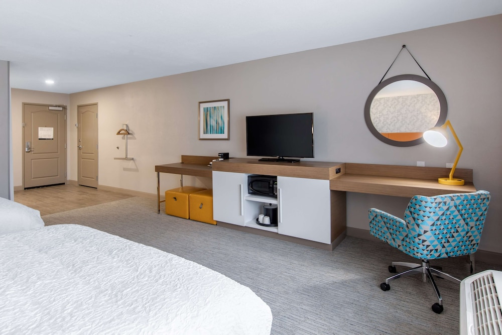 Hampton Inn and Suites Ruidoso Downs 23/37