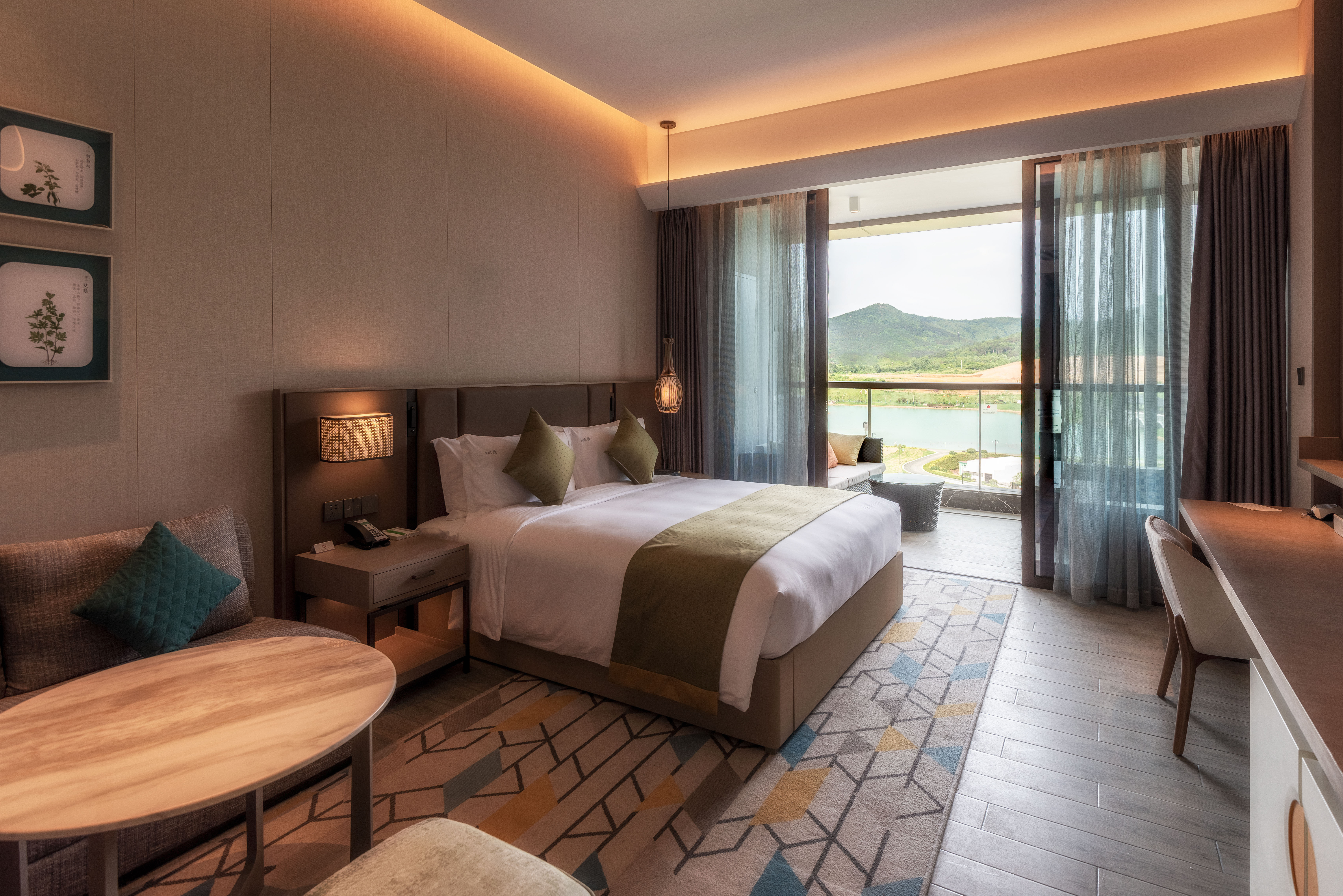 غرفة قياسية بسرير كينج بإطلالة على البحيرة، Holiday Inn Resort Maoshan Hot-Spring 4/10