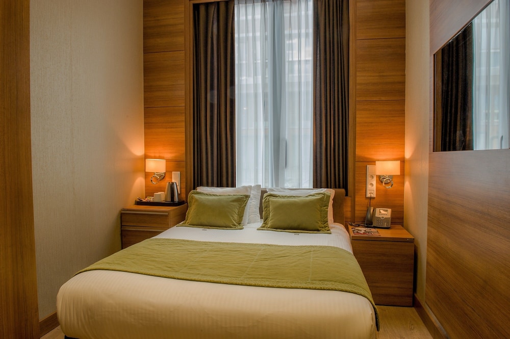 ROOM, DOUBLE BED, SMALL