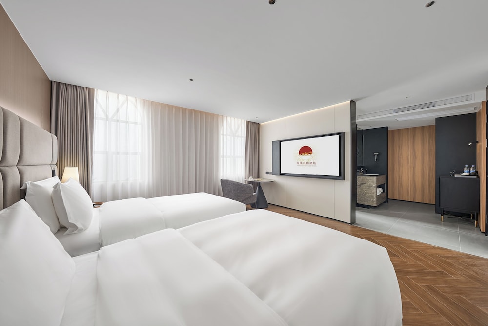Mansion, Twin Beds
