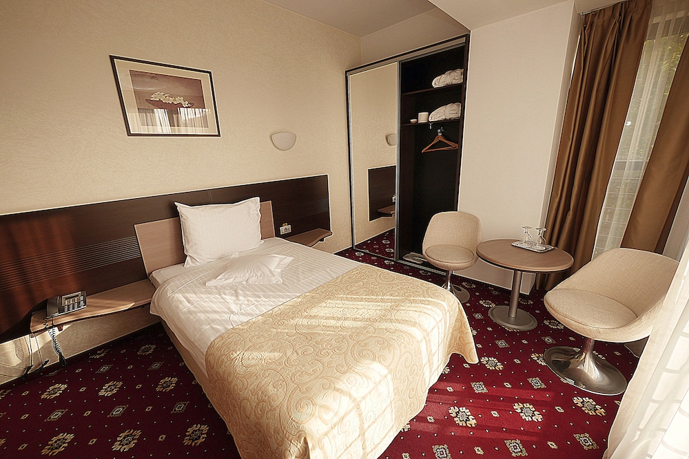 Berthelot Hotel 5/48