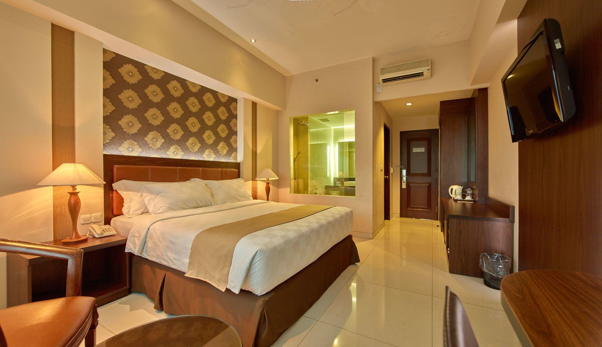 DELUXE, DOUBLE OR TWIN BED