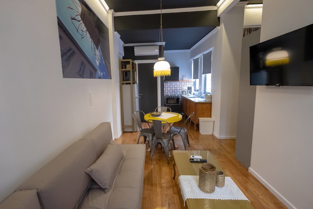 Athenian Yard Suites 32/50