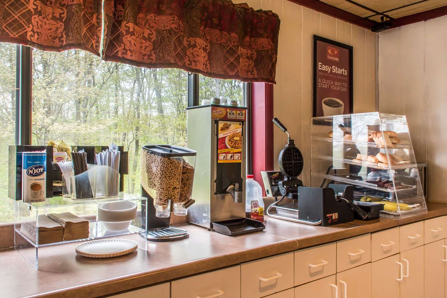Econo Lodge Inn & Suites Lake Harmony - Pocono Mountains Area 17/29