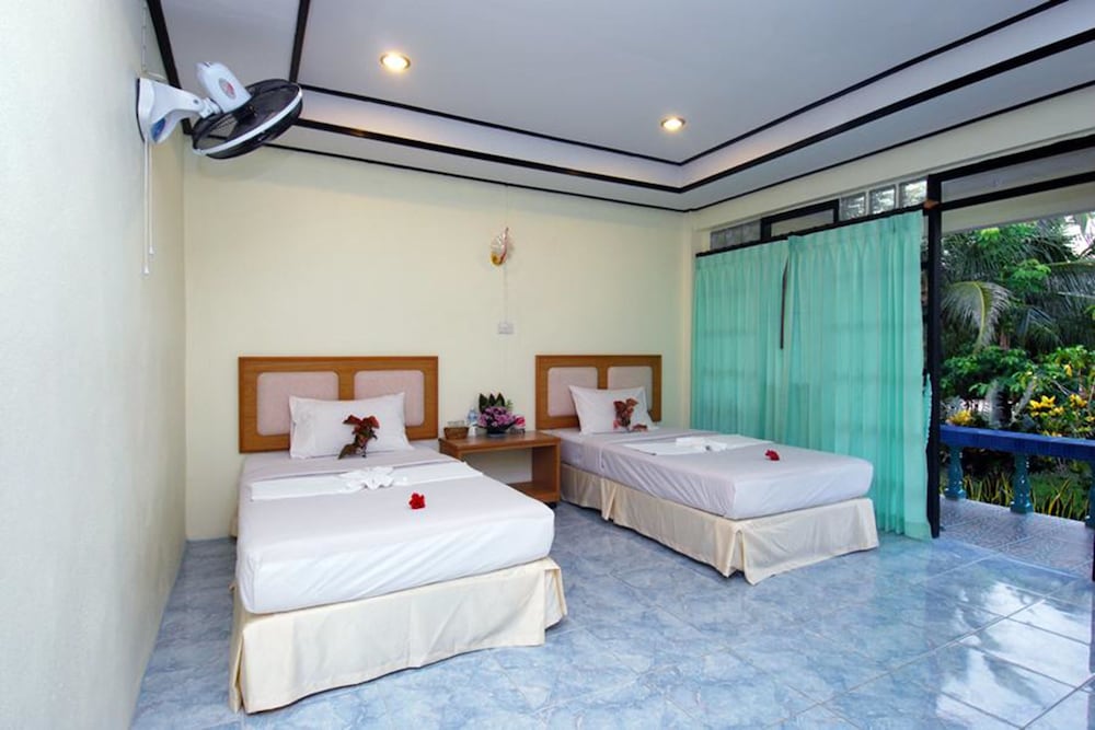 DELUXE, TWIN BEDS, WITH FAN