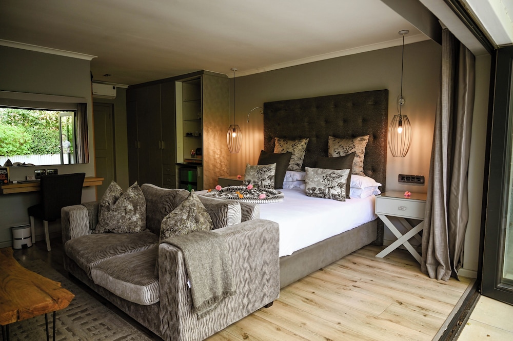 DELUXE, SUITE, KING BED, COURTYARD VIEW, GARDEN AREA