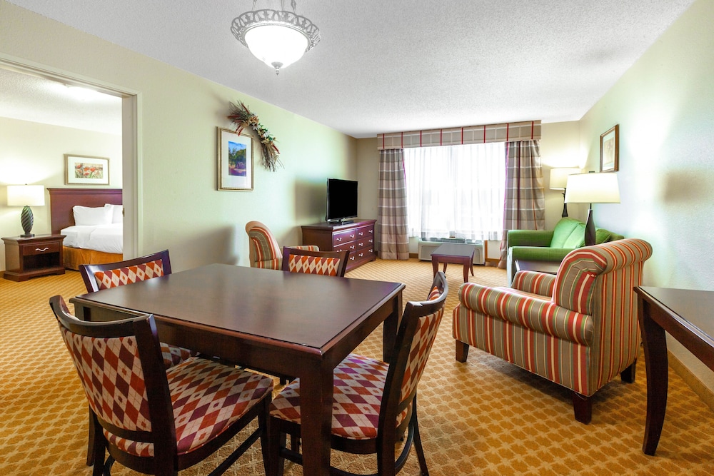 AmericInn by Wyndham Iron Mountain 32/51