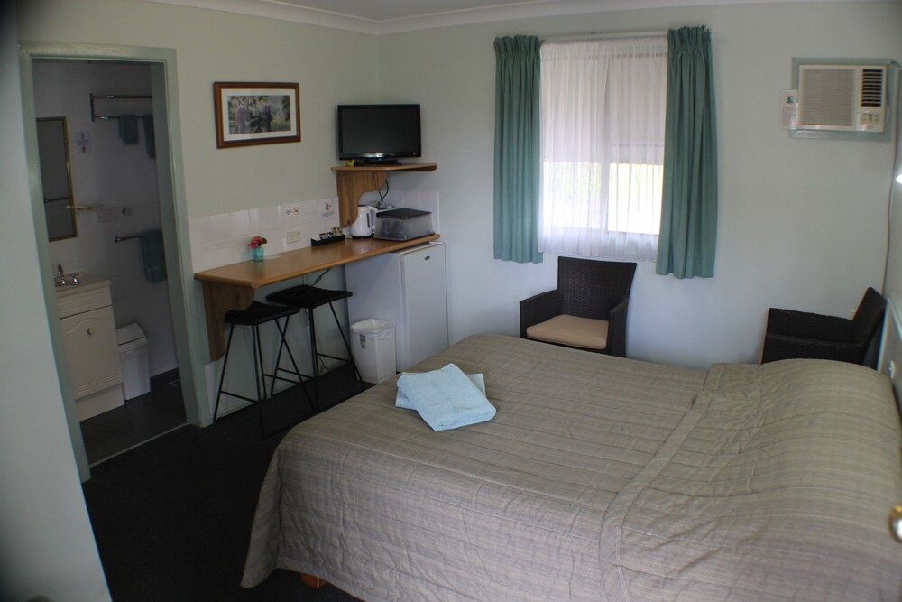 LAKE FORBES MOTEL 11/44