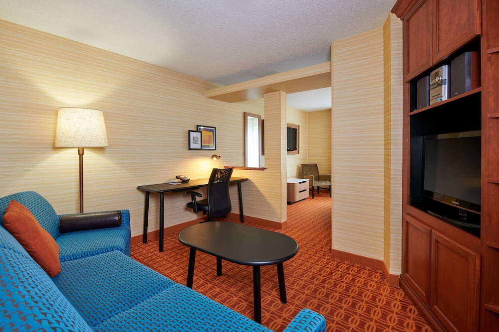 Fairfield Inn Suites By Marriott Detroit Farmington Hills 27/49