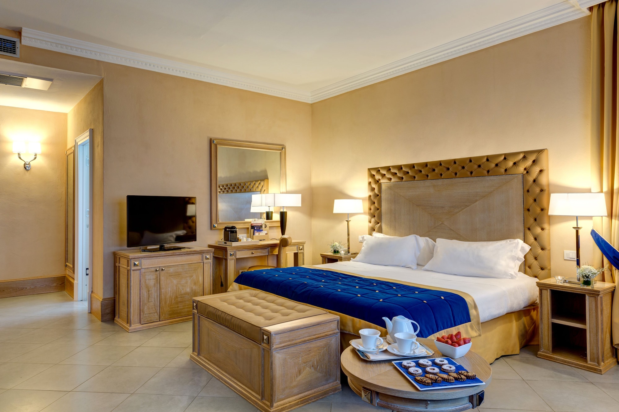DELUXE, DOUBLE BED