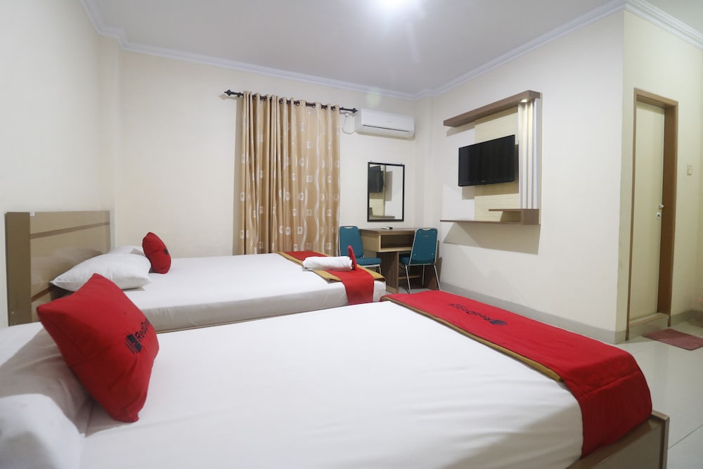 RedDoorz Plus near WTC Batanghari Mall 10/27