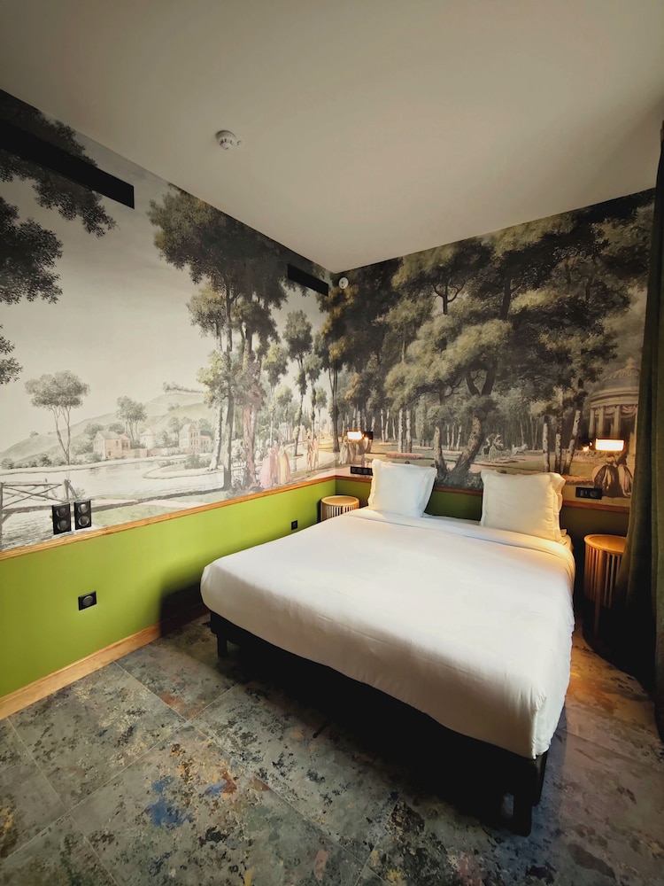 DELUXE, DOUBLE BED, CITY VIEW