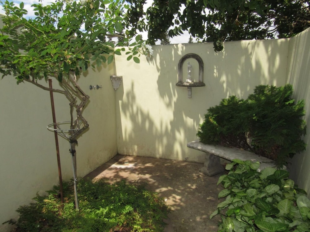 Happy Lands Self Catering/B&B 35/48