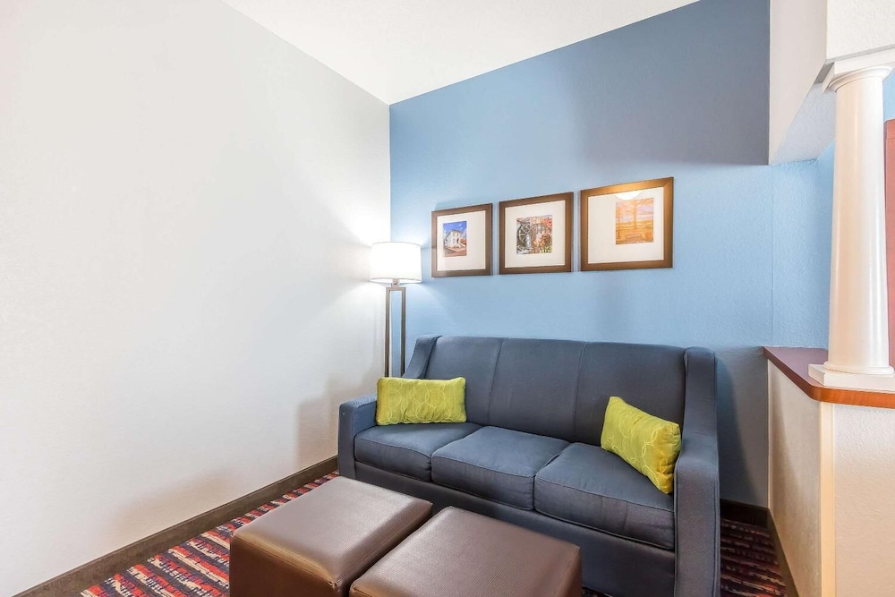 Comfort Suites St Charles-St Louis 24/38