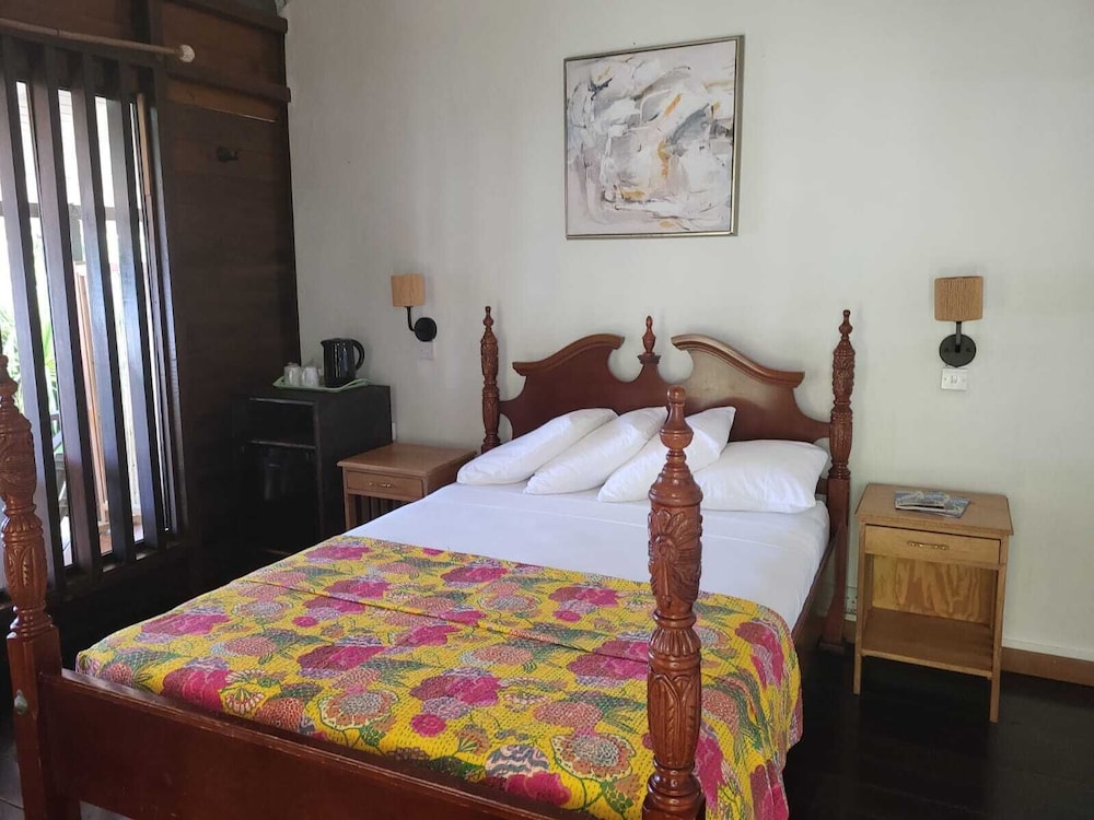 Basic, Cabin, Queen Bed