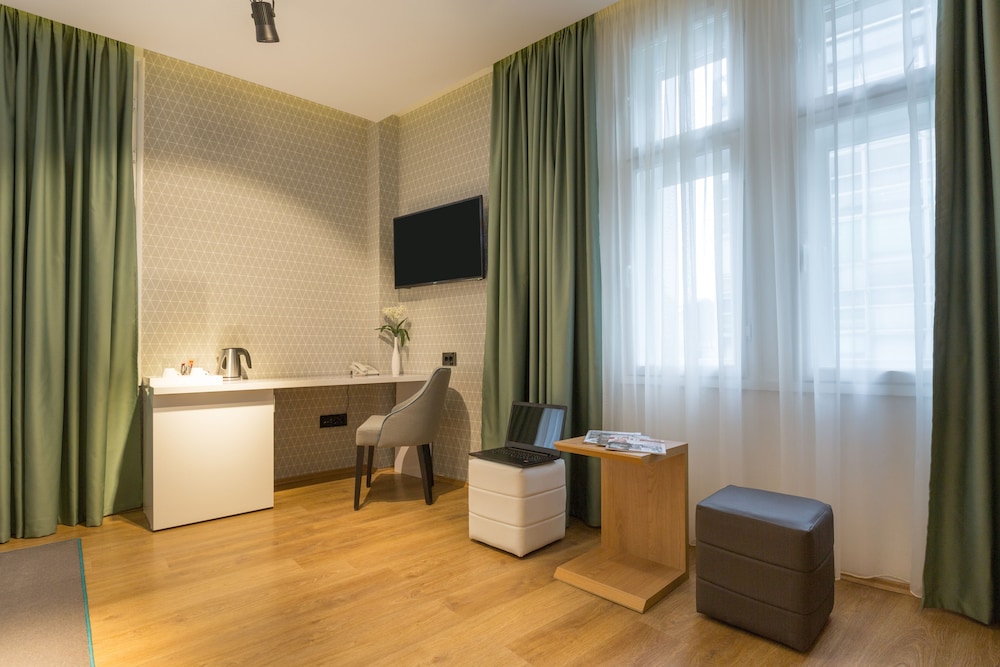 Capital Hotel Garni 36/55