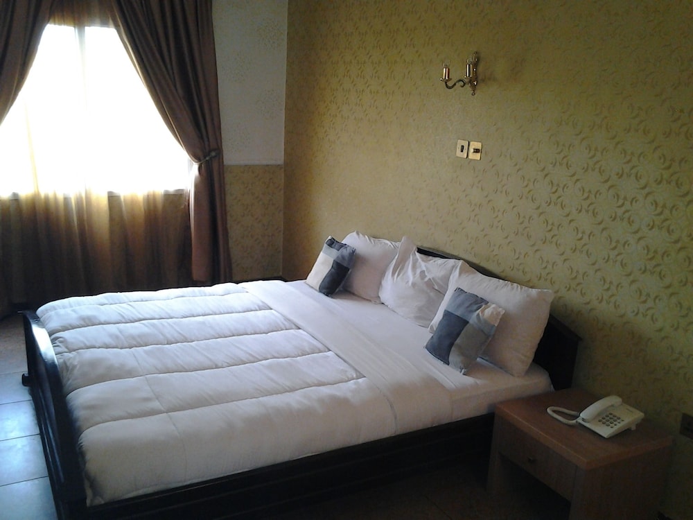 Thornberry Savannah Suite Hotel 12/32