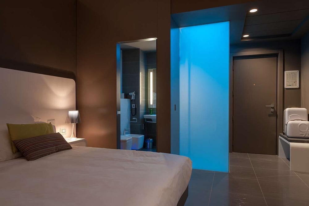 8piuhotel 14/50
