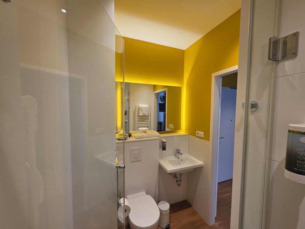 Roomingtons Munich Airport 43/46